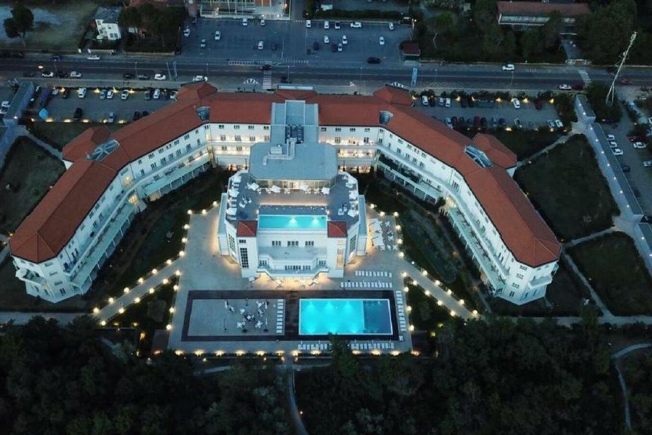 Toscana Charme Resort Tirrenia Kültér fotó Aerial view of the hotel
