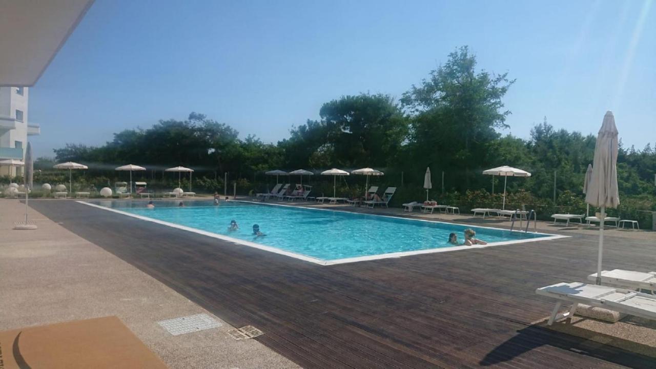 Toscana Charme Resort Tirrenia Kültér fotó The swimming pool