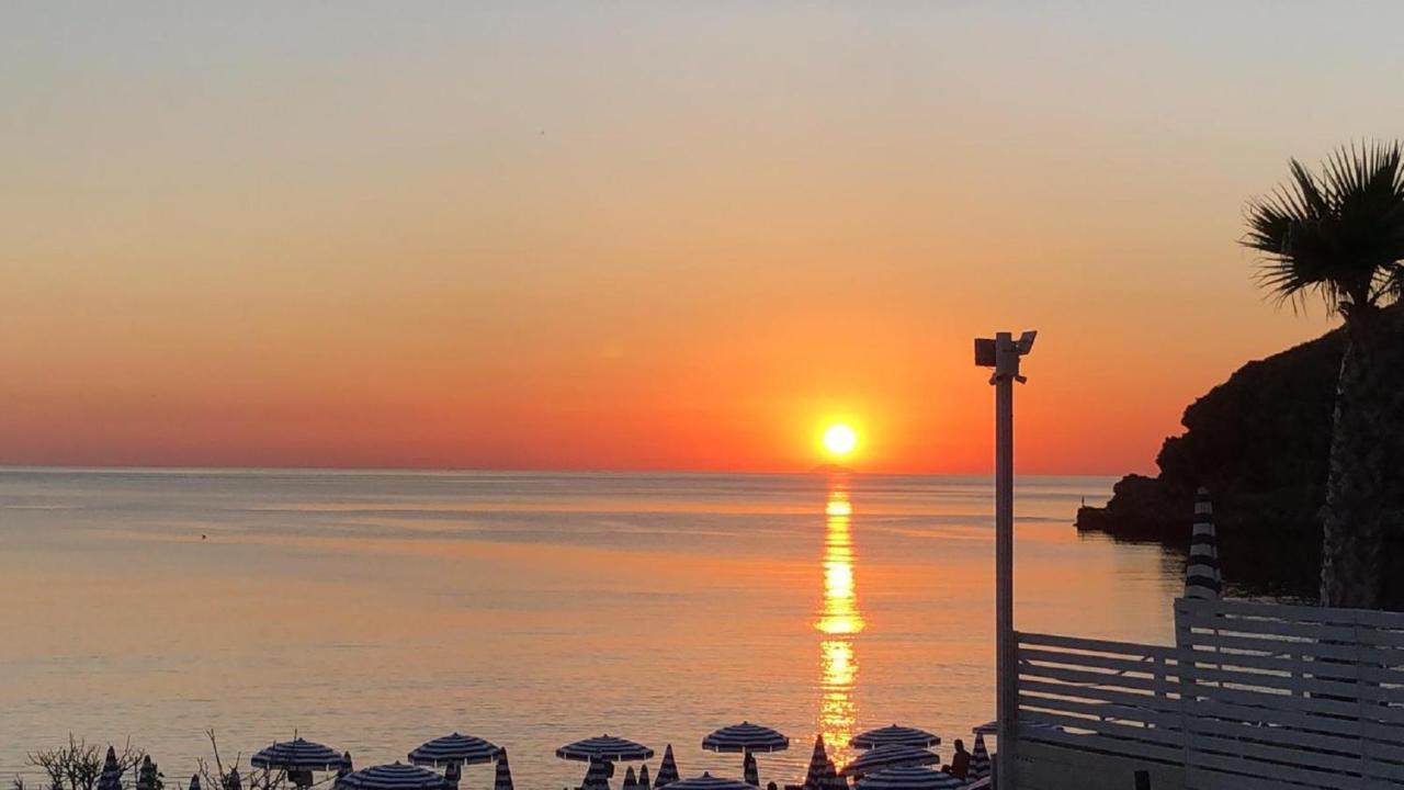 Toscana Charme Resort Tirrenia Kültér fotó Sunset at the beach