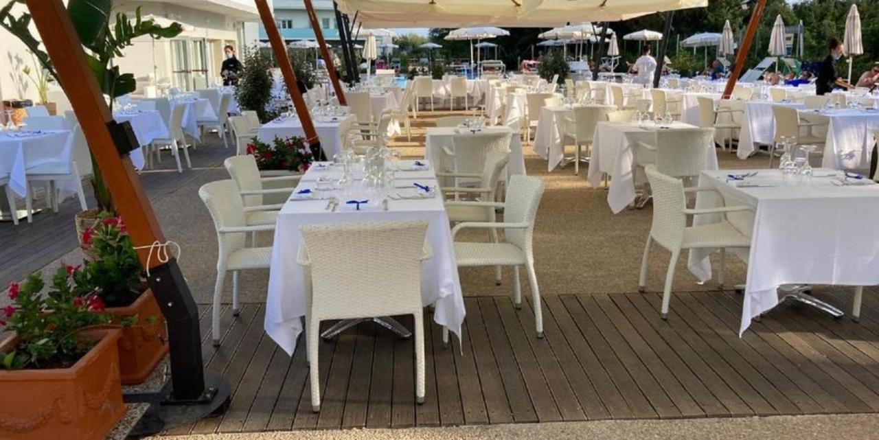 Toscana Charme Resort Tirrenia Kültér fotó Restaurant in the village