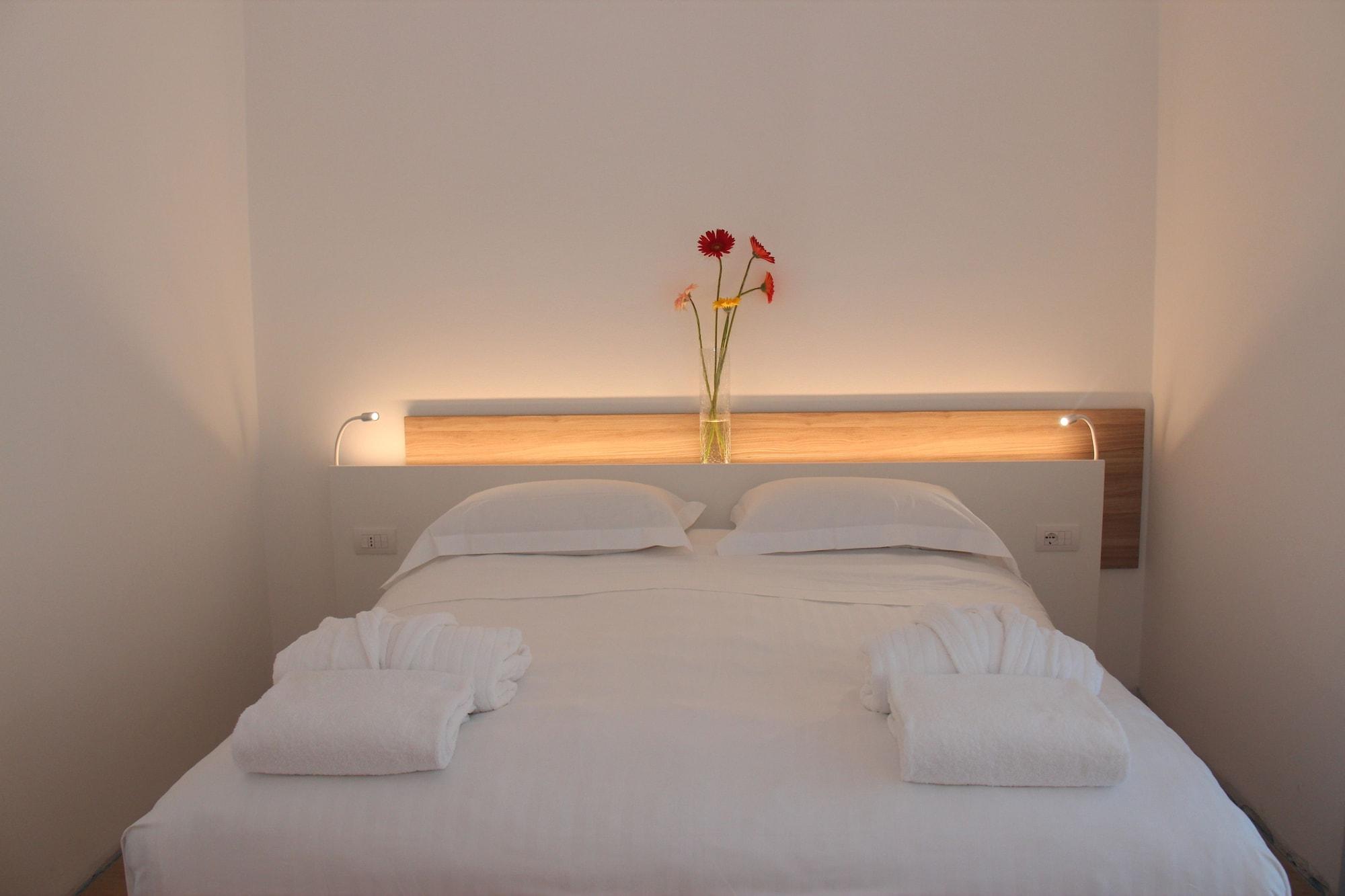 Toscana Charme Resort Tirrenia Kültér fotó A bedroom at the hotel