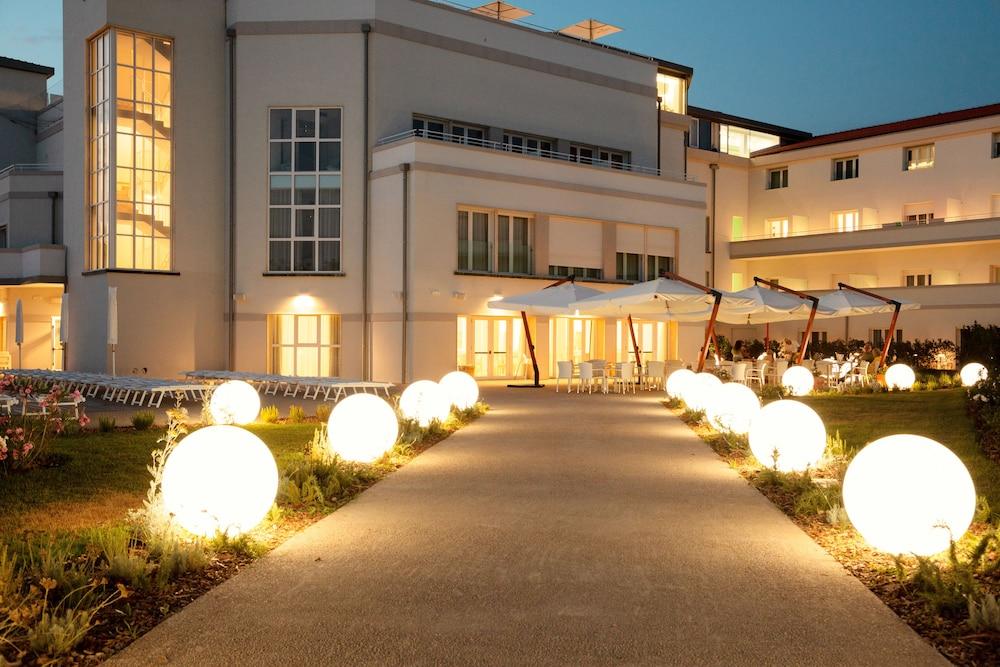Toscana Charme Resort Tirrenia Kültér fotó The hotel at night