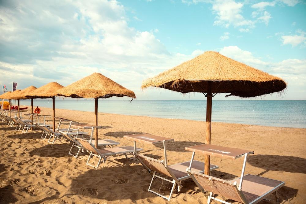 Toscana Charme Resort Tirrenia Kültér fotó Beach in Calpe
