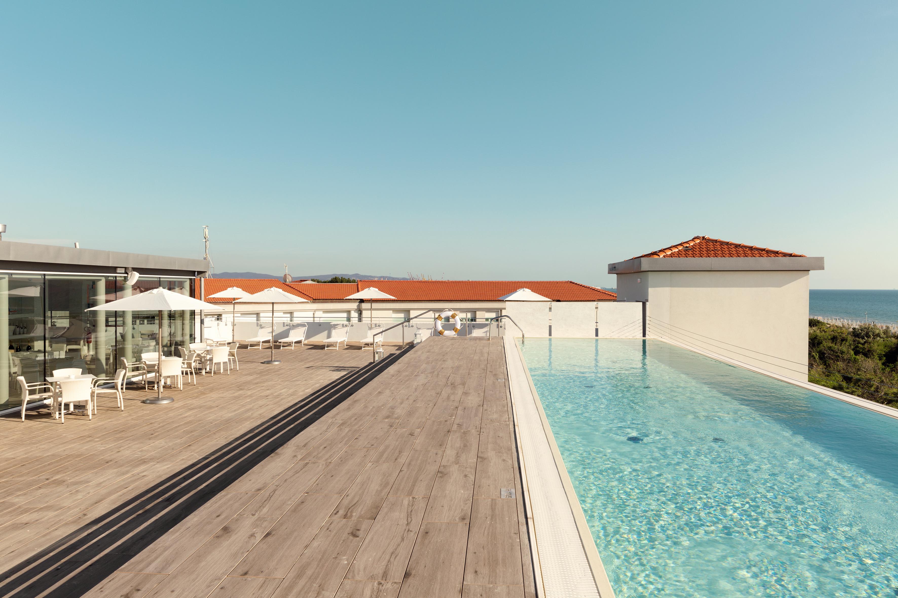 Toscana Charme Resort Tirrenia Kültér fotó Rooftop pool at the Hotel