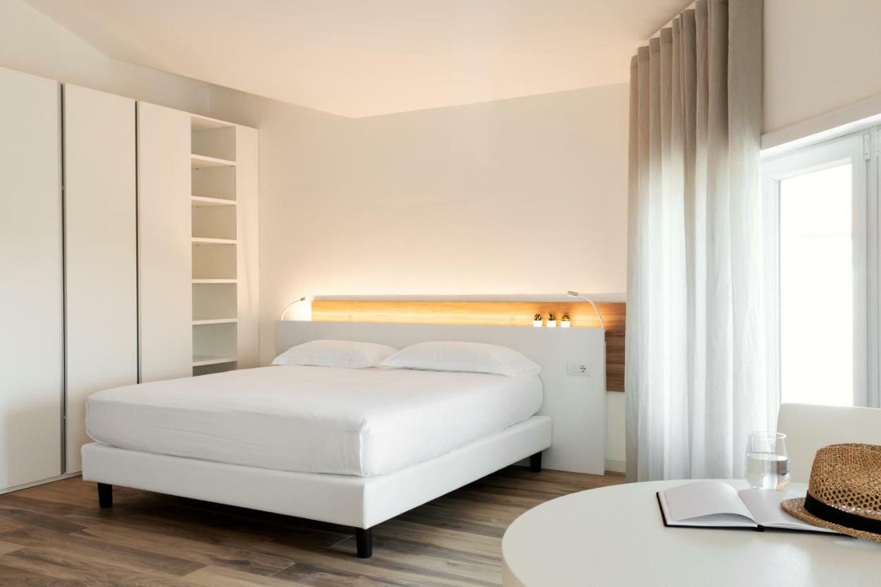 Toscana Charme Resort Tirrenia Kültér fotó A room at the hotel
