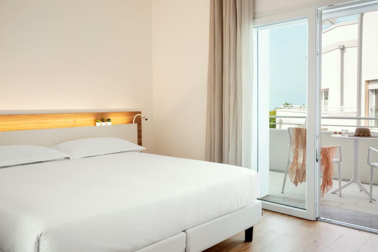 Toscana Charme Resort Tirrenia Kültér fotó A room at the hotel
