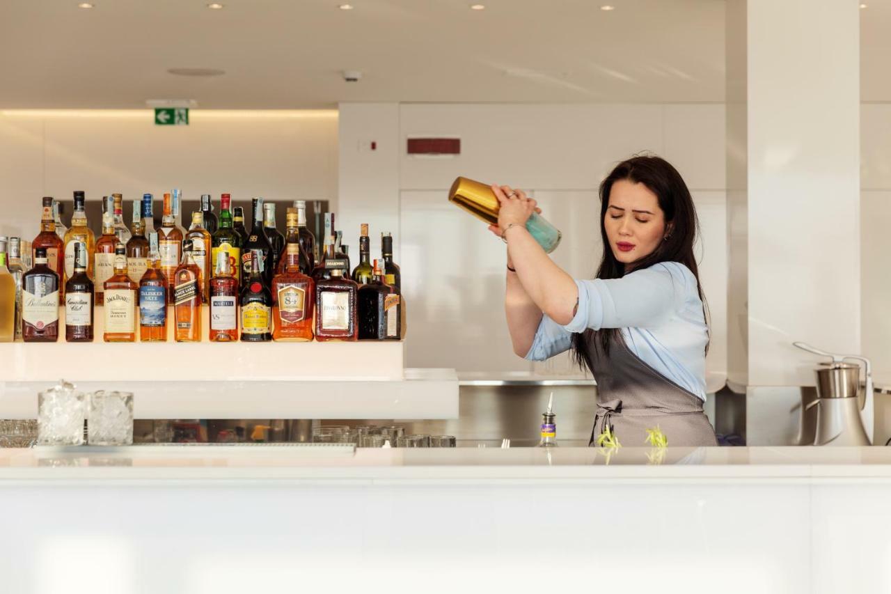 Toscana Charme Resort Tirrenia Kültér fotó A bartender at work