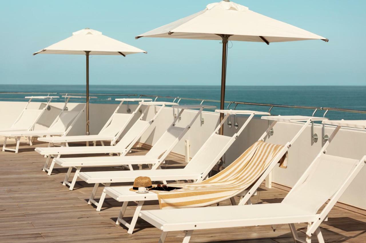 Toscana Charme Resort Tirrenia Kültér fotó Sunloungers on a cruise ship