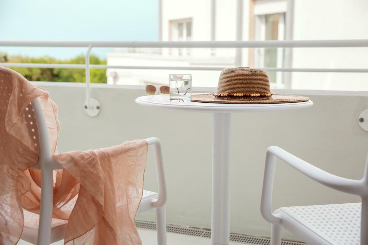 Toscana Charme Resort Tirrenia Kültér fotó A balcony